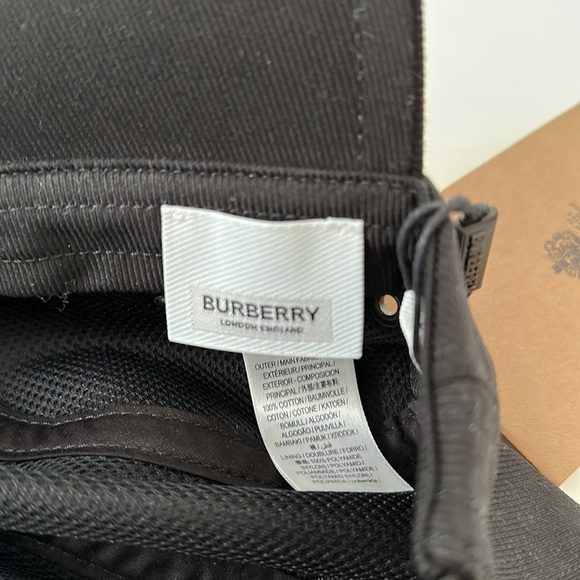 Burberry Logo Bonnet Hat - Picture 7 of 7